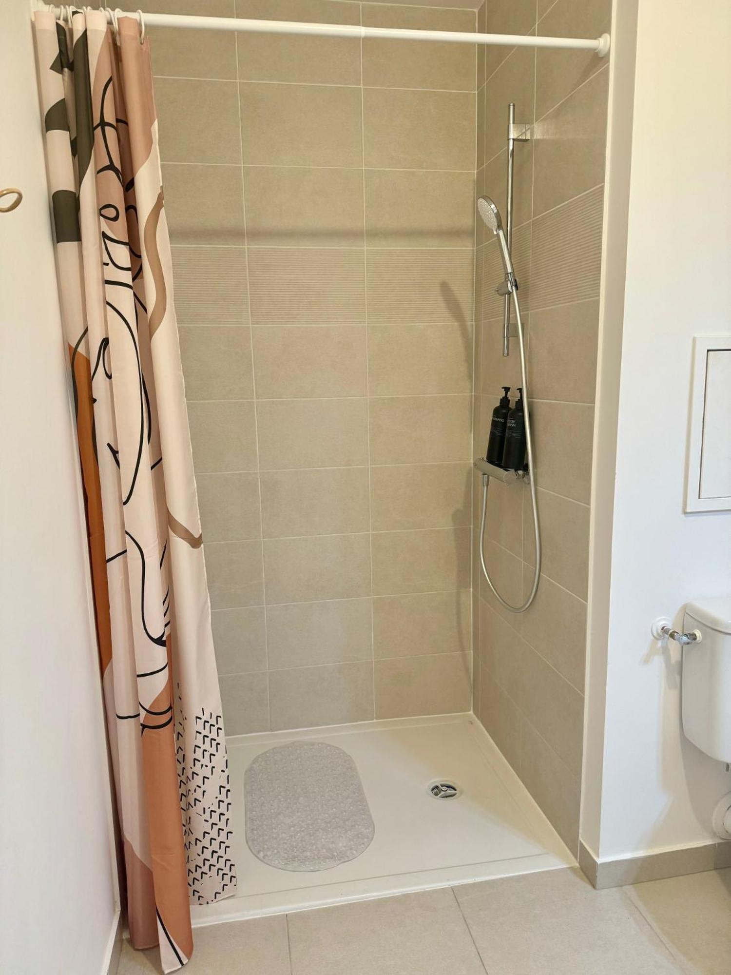 Studio Moderne Et Tout Equipe, Proche Du Rer, Paris & Aeroport D'Orly En 20 Min, Lit Bebe Sur Demande Vitry-sur-Seine Luaran gambar